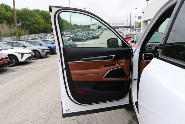 Vehicle image 11 of 21