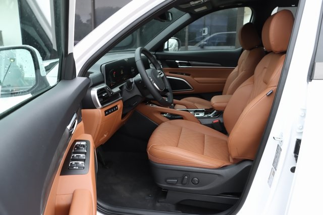 Vehicle image 13 of 21
