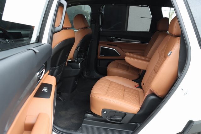 Vehicle image 14 of 21