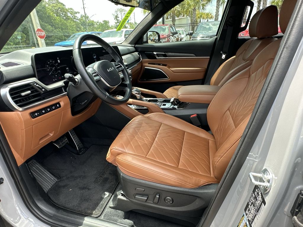 Vehicle image 19 of 33