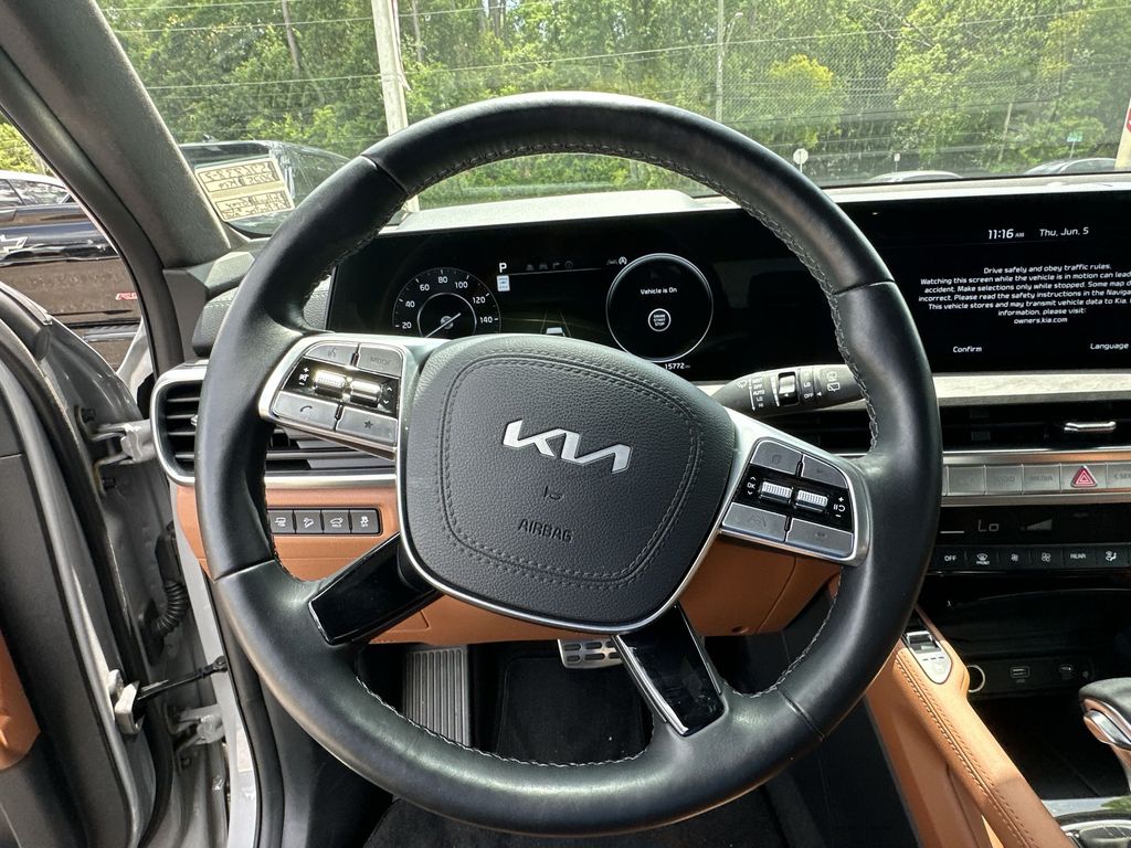 Vehicle image 21 of 33