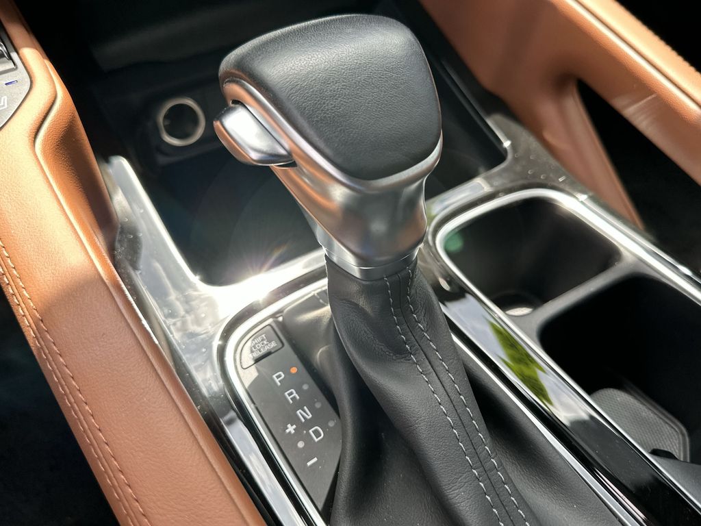 Vehicle image 27 of 33
