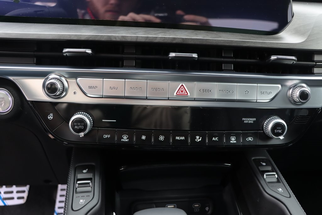 Vehicle image 20 of 24