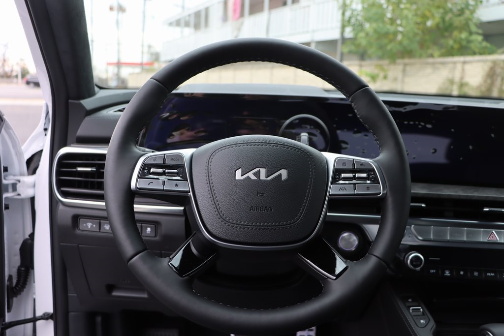 Vehicle image 16 of 24