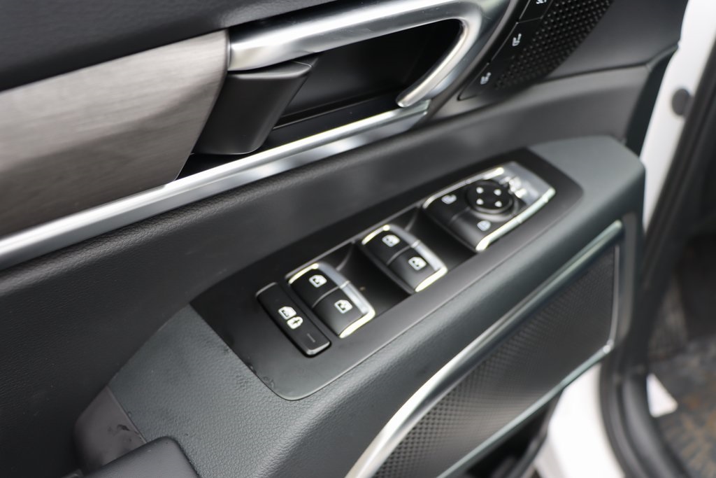 Vehicle image 18 of 24