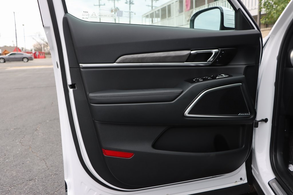 Vehicle image 17 of 24