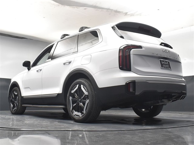 Vehicle image 16 of 52