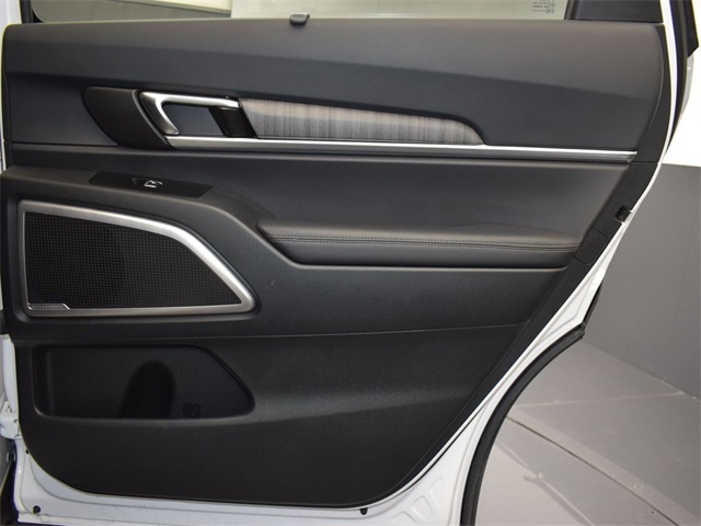 Vehicle image 33 of 52