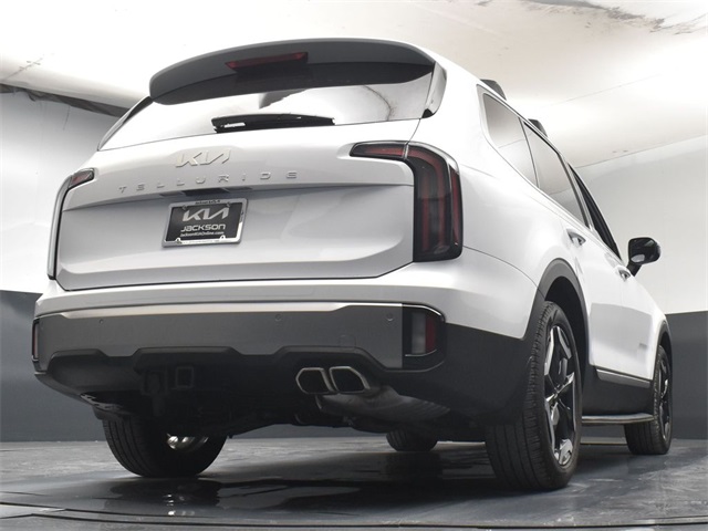 Vehicle image 17 of 52
