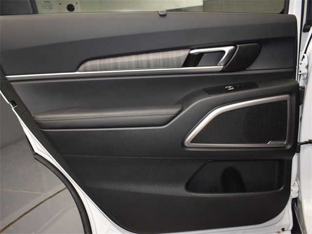 Vehicle image 34 of 52