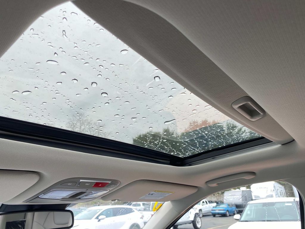 Vehicle image 9 of 20