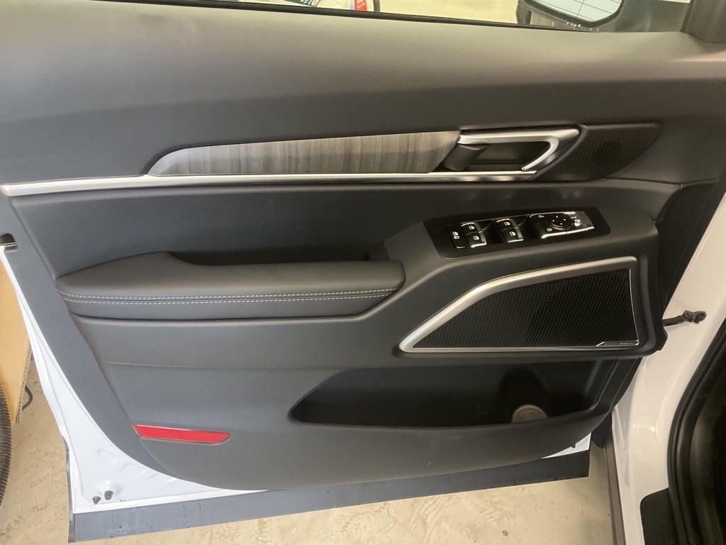 Vehicle image 9 of 34