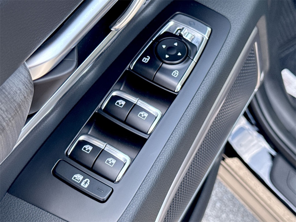 Vehicle image 27 of 31