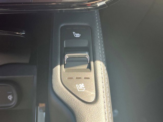 Vehicle image 33 of 37