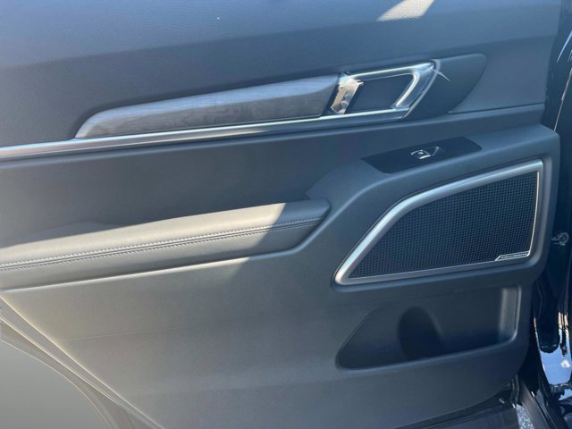 Vehicle image 20 of 37