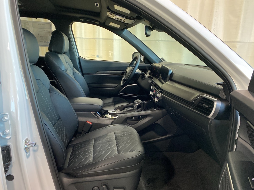 Vehicle image 15 of 32