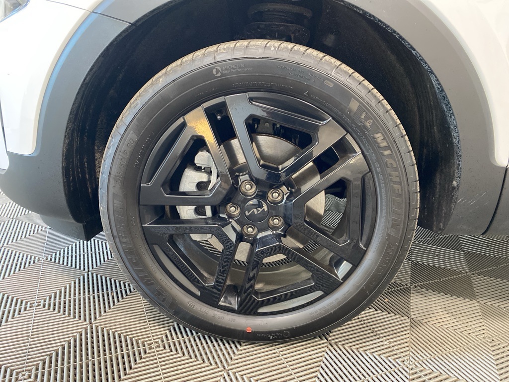 Vehicle image 21 of 32