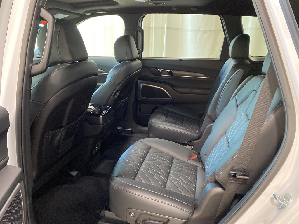 Vehicle image 25 of 32