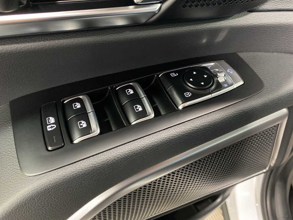 Vehicle image 24 of 32