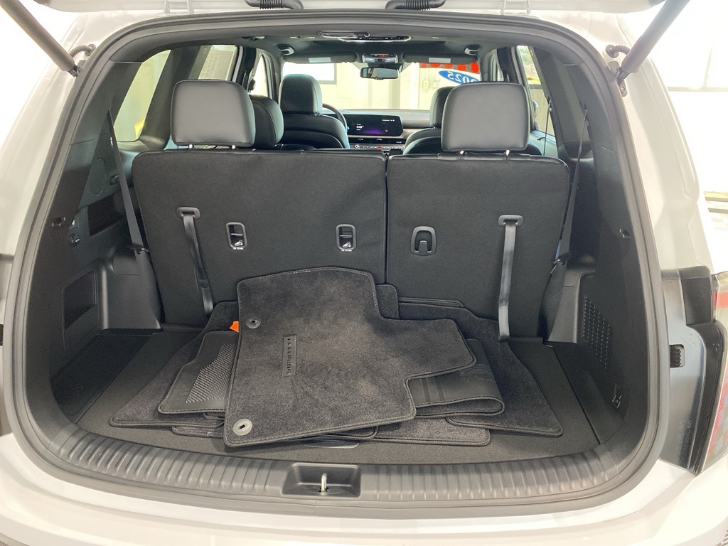 Vehicle image 23 of 32