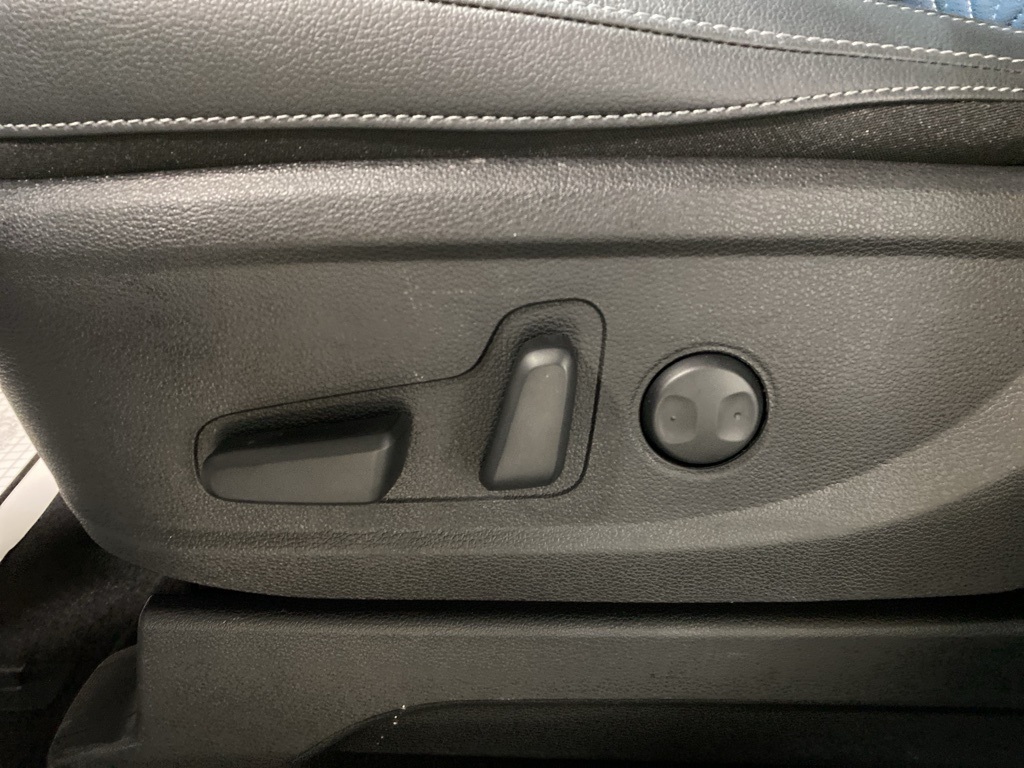 Vehicle image 26 of 32