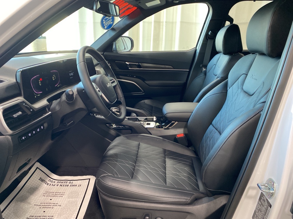 Vehicle image 16 of 32