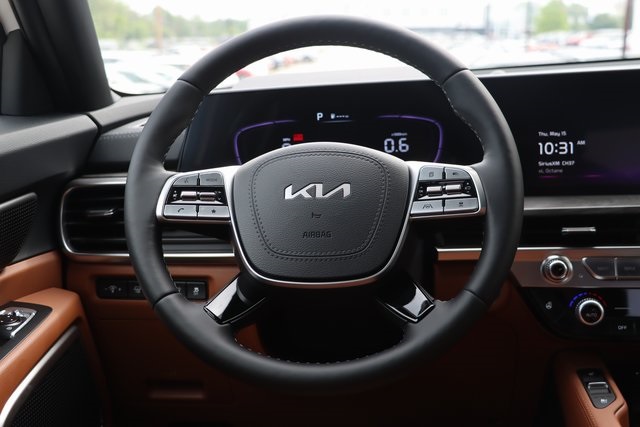 Vehicle image 17 of 22