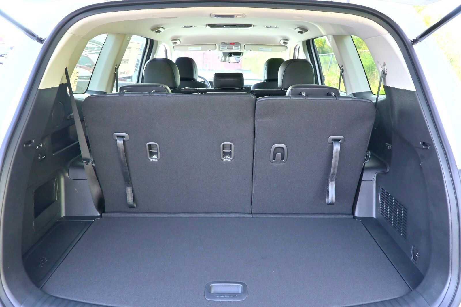 2025 Kia Telluride LX Image 9 of 33