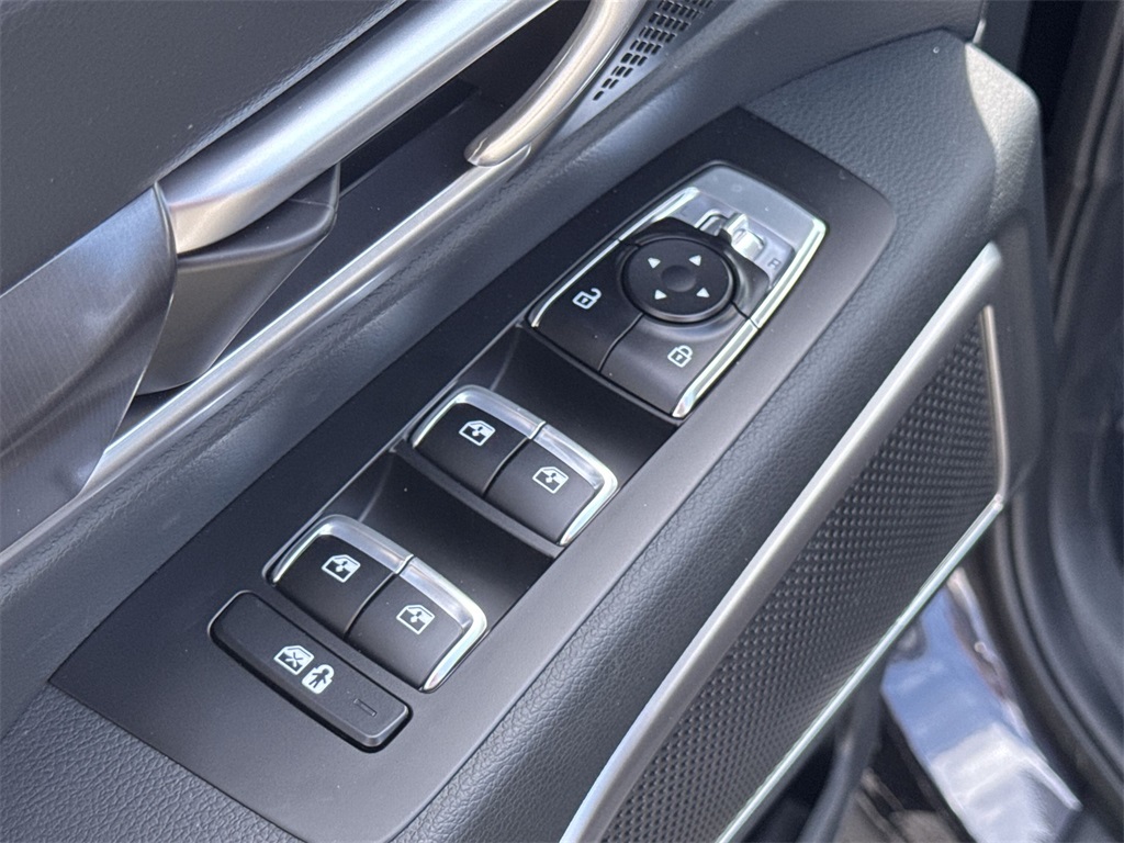 Vehicle image 26 of 28