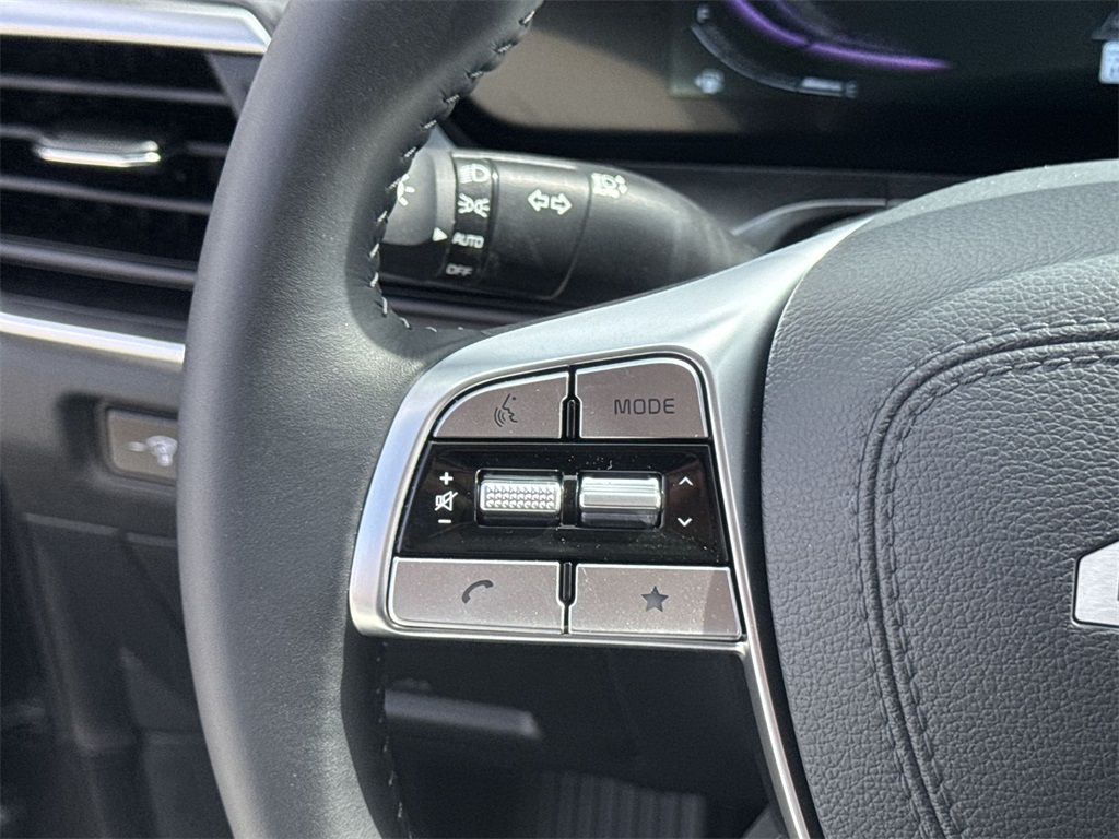 Vehicle image 25 of 28