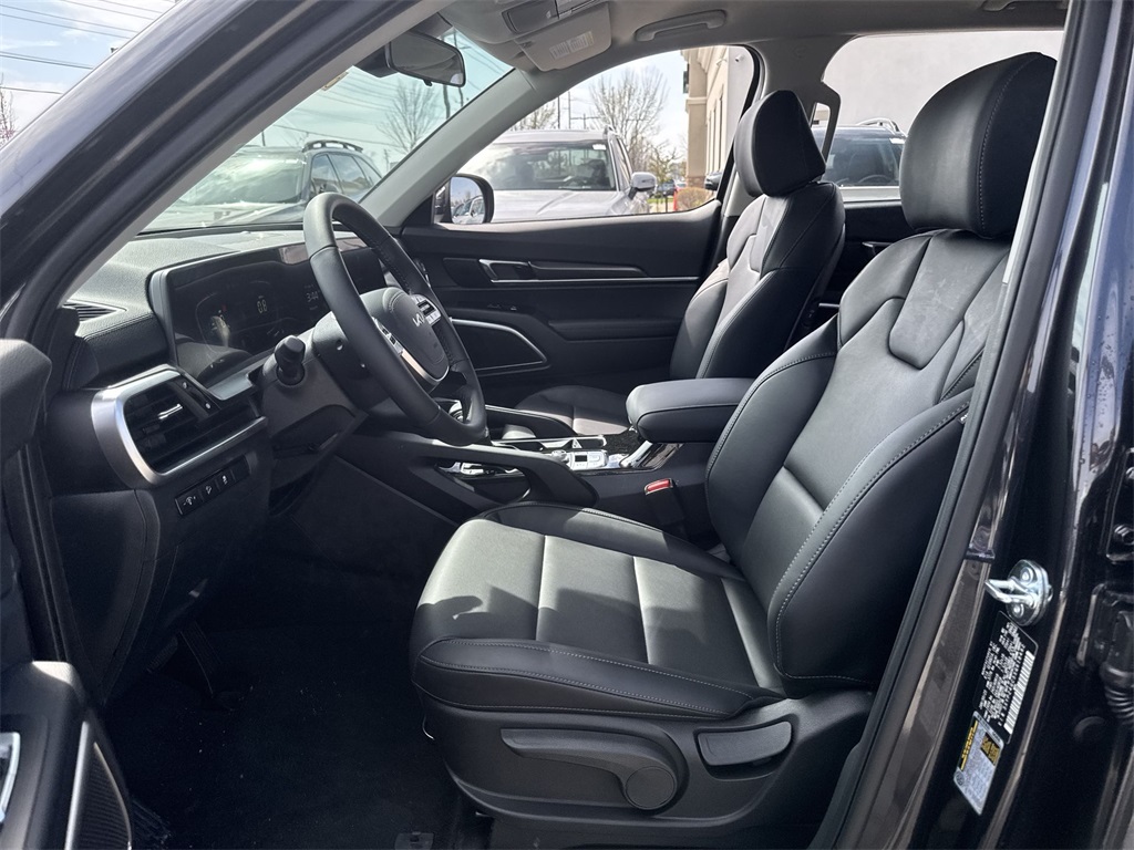 Vehicle image 16 of 28