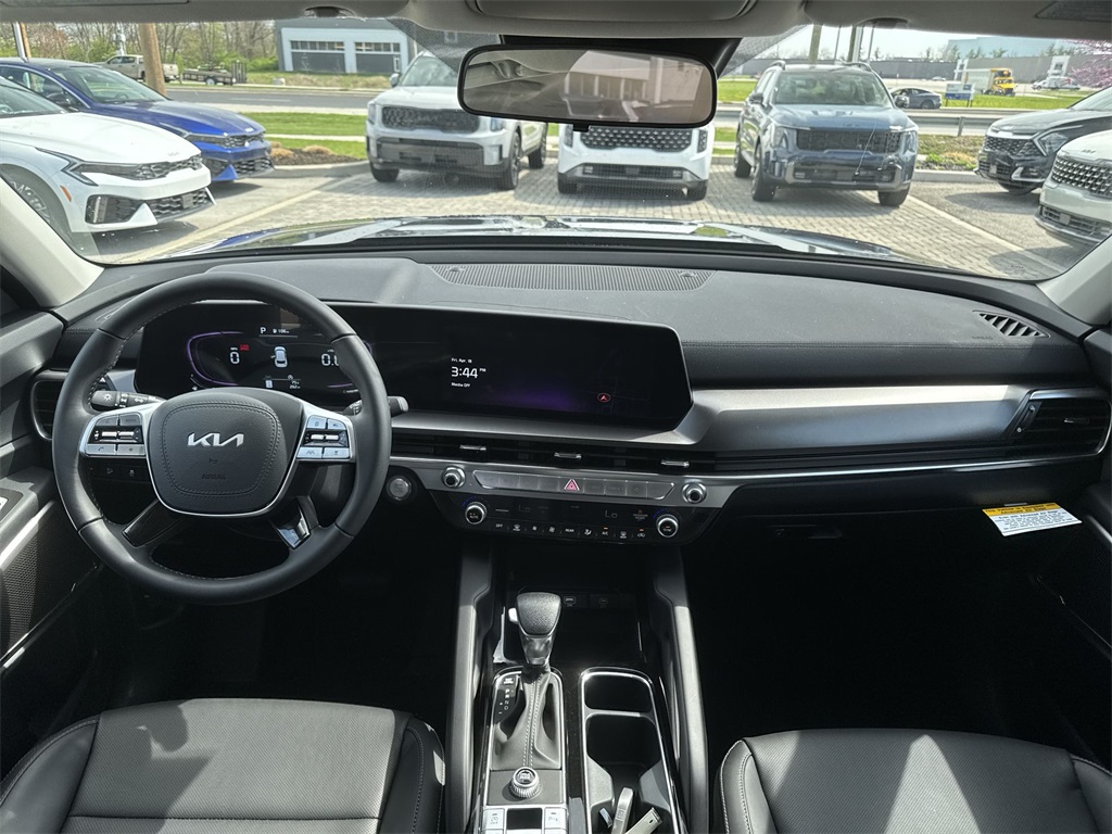 Vehicle image 17 of 28