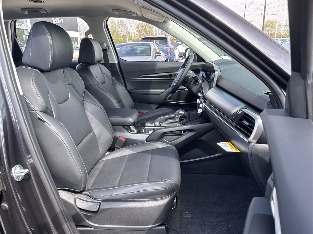 Vehicle image 14 of 28