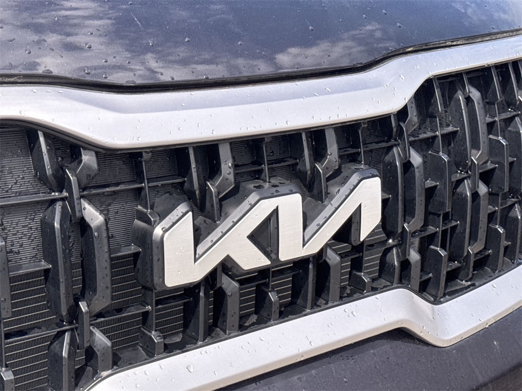Vehicle image 24 of 28