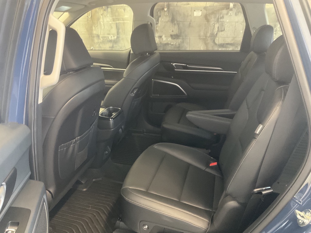 Vehicle image 23 of 33