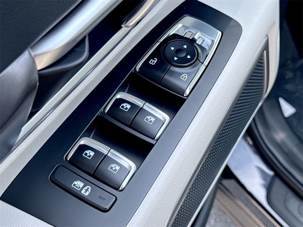 Vehicle image 29 of 32