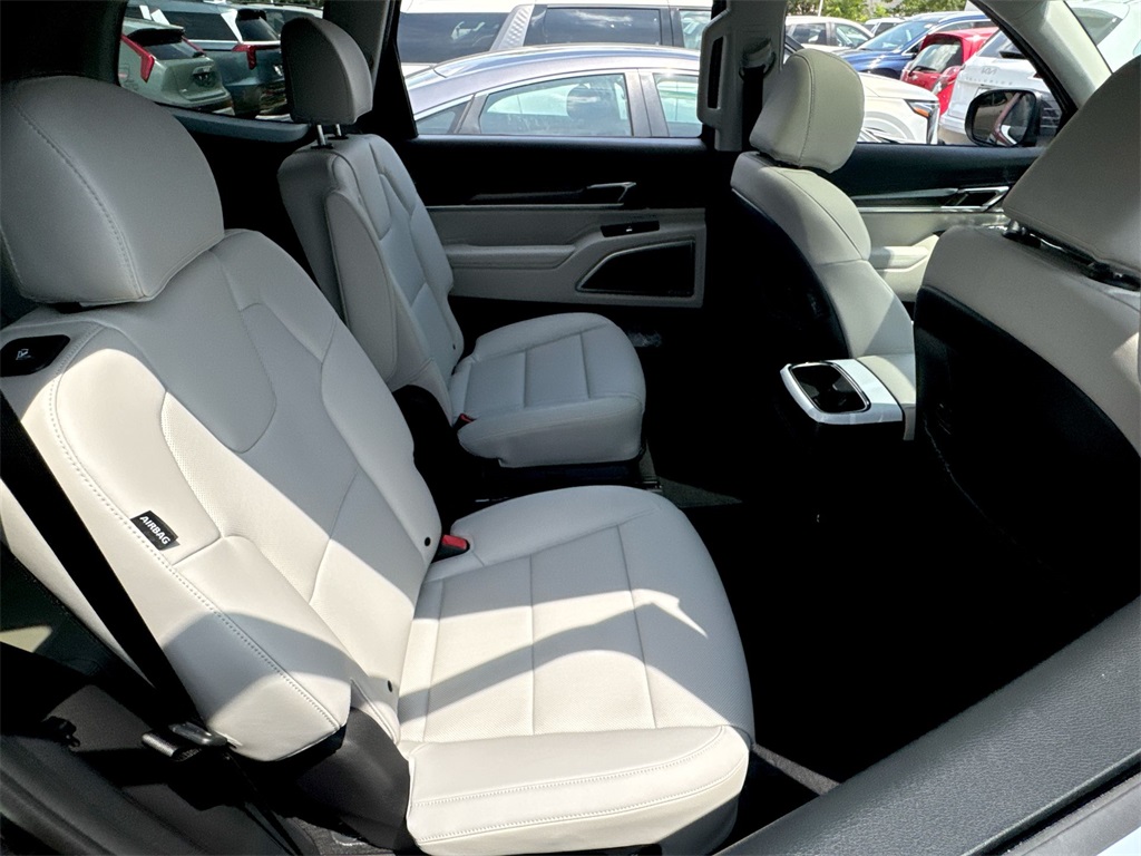 Vehicle image 13 of 32