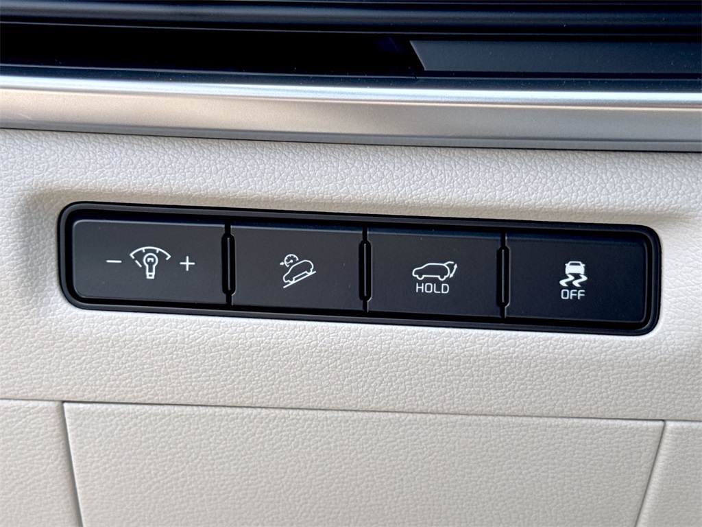 Vehicle image 26 of 32