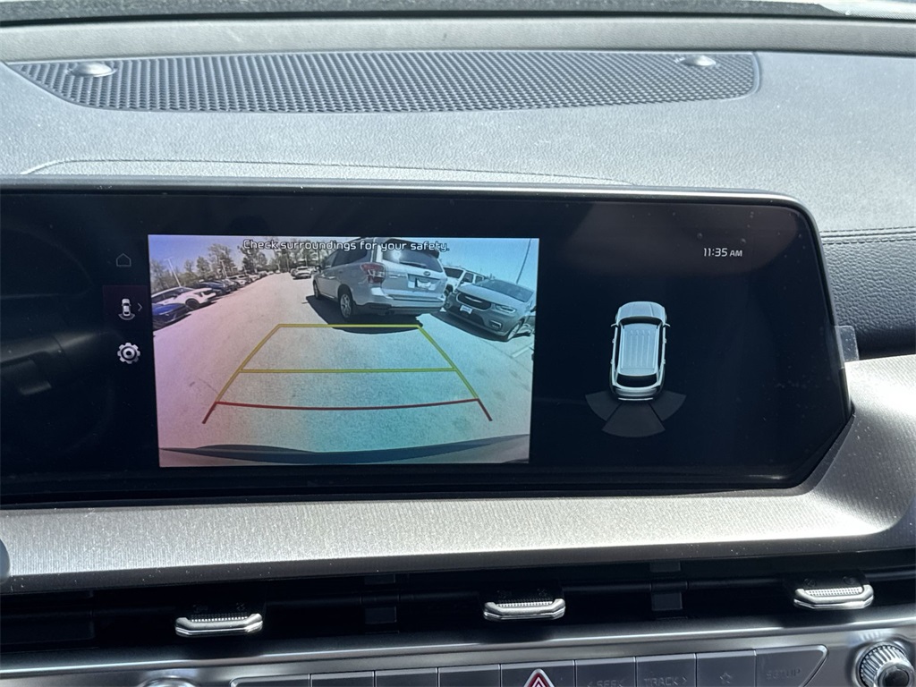 Vehicle image 23 of 32