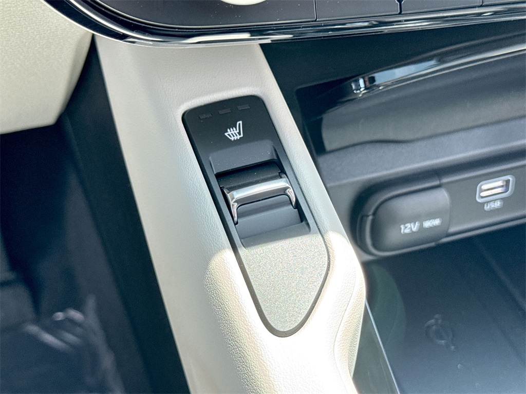 Vehicle image 27 of 32