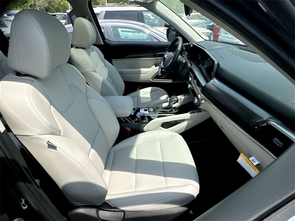 Vehicle image 15 of 32