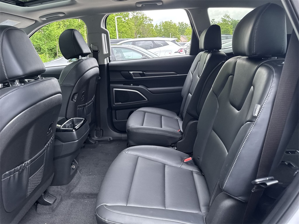 Vehicle image 27 of 33