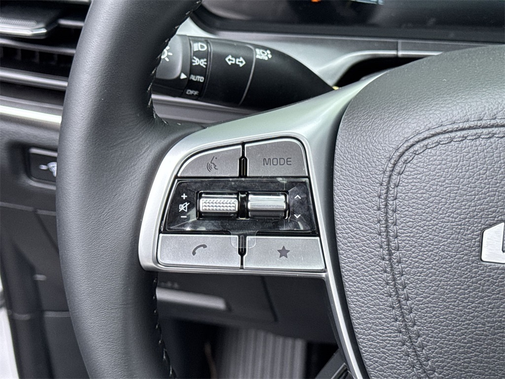 Vehicle image 15 of 33