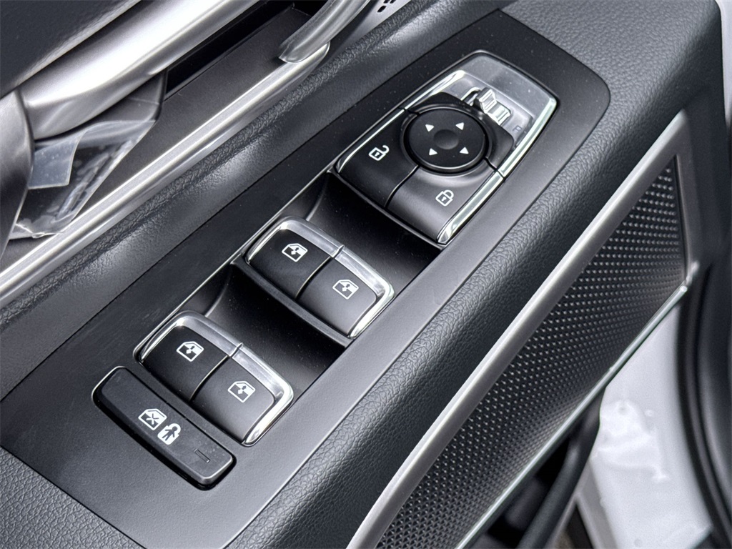 Vehicle image 13 of 33