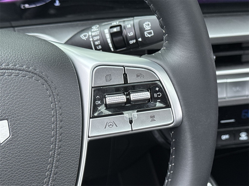 Vehicle image 16 of 33