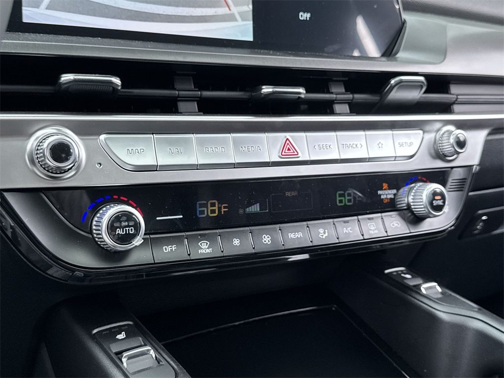 Vehicle image 21 of 33