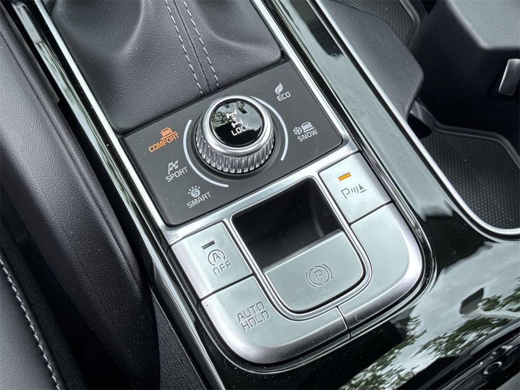 Vehicle image 25 of 33