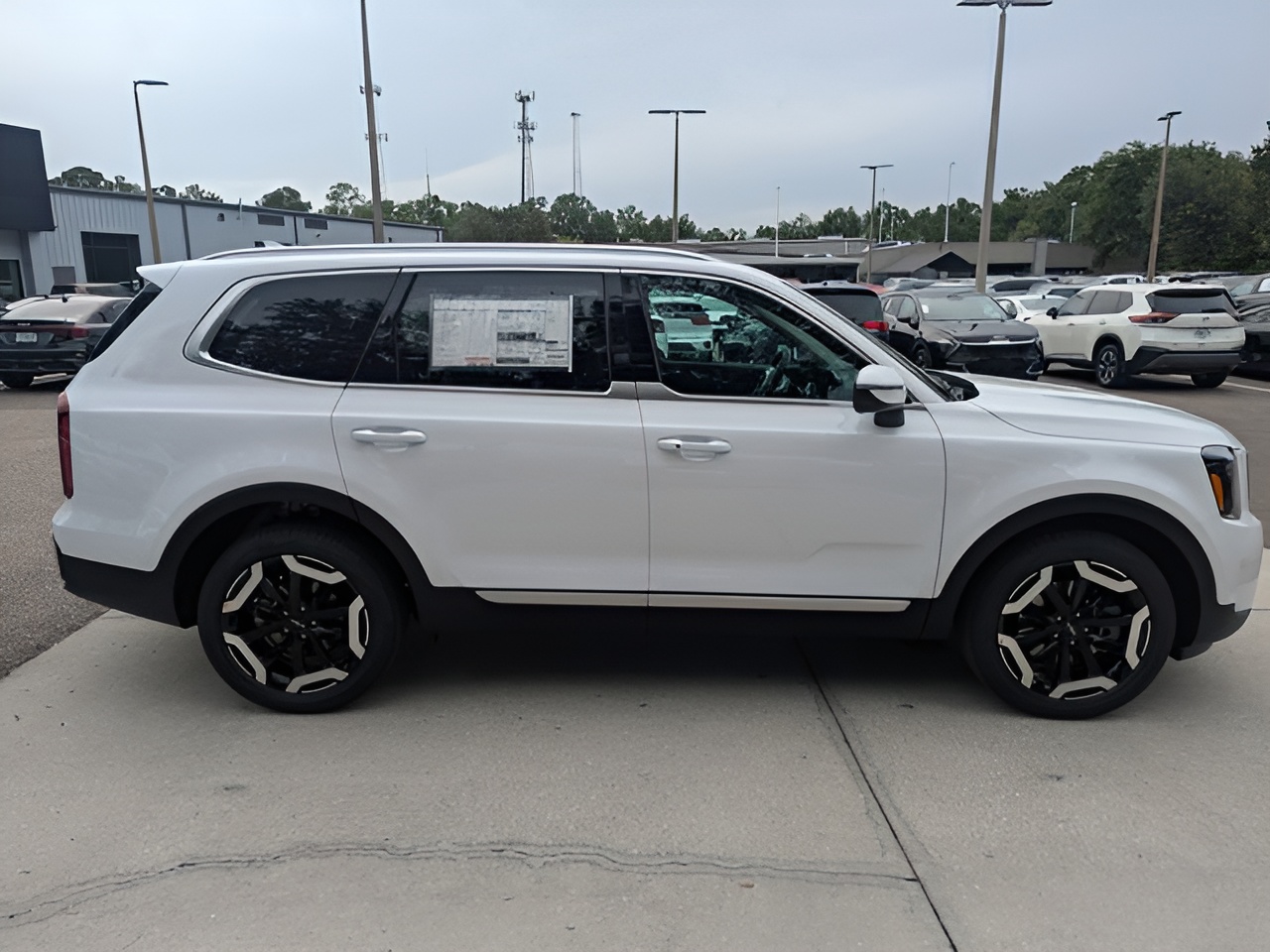 Vehicle image 41 of 43