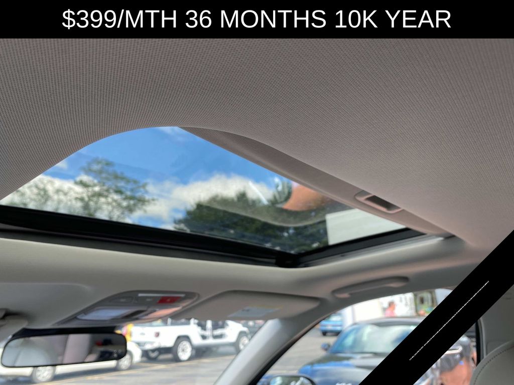 Vehicle image 14 of 18