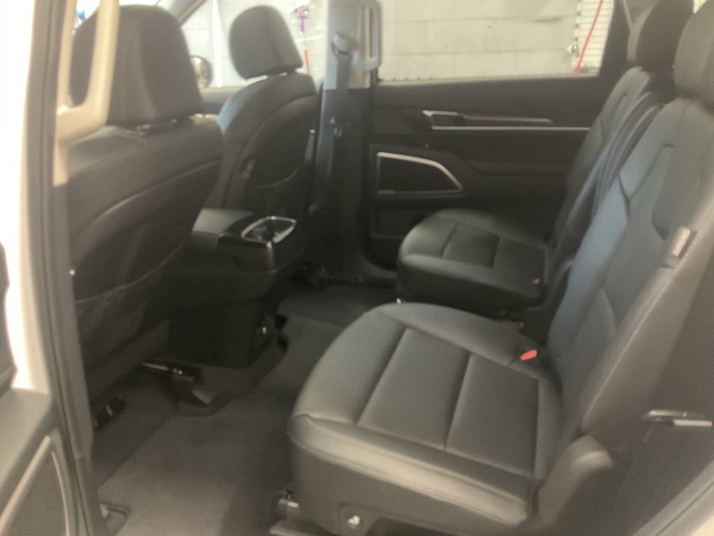 Vehicle image 19 of 24